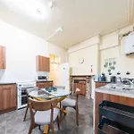 Three Beds Room In Camden Town