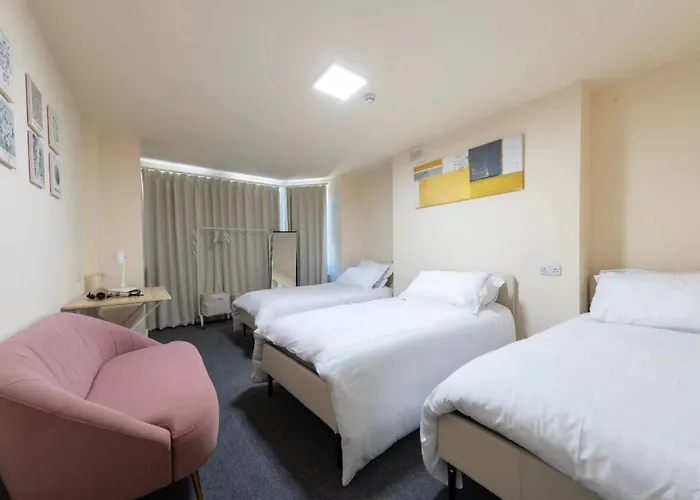 Three Beds Room In Camden Town